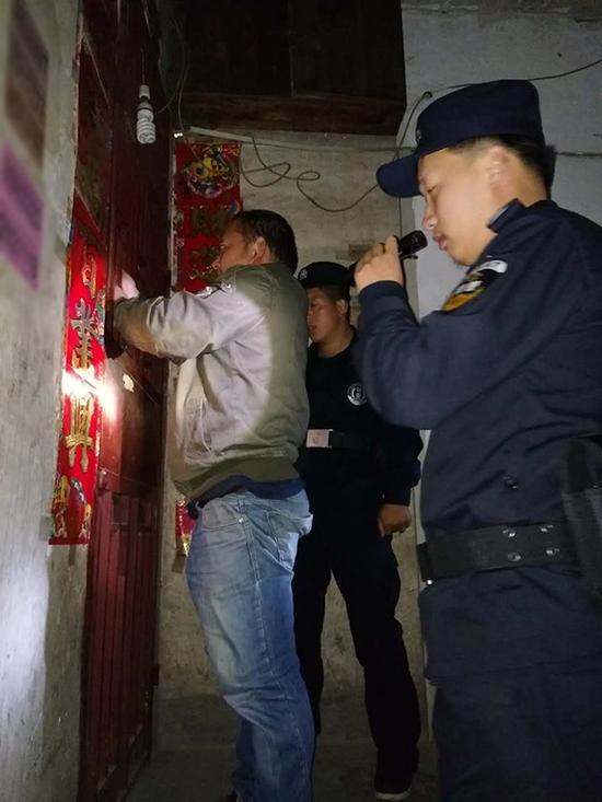 大理粗心妈妈误将幼女锁家中 